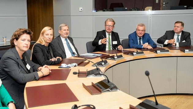 Die Mitglieder der steirischen Landesregierung im Gespräch mit EU-Kommissar Johannes Hahn (3. von links). (Bild: Land Steiermark)