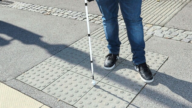 Das reliefartige Leitsystem am Boden und der Blindenstock helfen Blinden und stark Sehbehinderten, sich allein fortzubewegen. (Bild: Christian Jauschowetz)