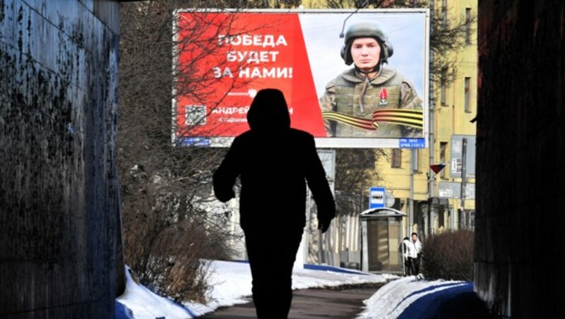 „Wir werden siegen“, verspricht dieses Werbeplakat den russischen Bürgern. (Bild: AFP)