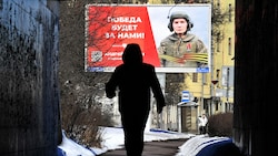 Russland sucht händeringend „Freiwillige“ für den Kriegsdienst - manchmal wird bei der Rekrutierung mit drastischen Methoden nachgeholfen. (Bild: AFP)