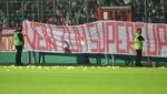 Mit einer Protestaktion hatten Fans des FC Bayern für eine rund zweiminütige Unterbrechung im DFB-Pokal gesorgt. (Bild: APA/AFP/INA FASSBENDER)
