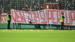 Mit einer Protestaktion hatten Fans des FC Bayern für eine rund zweiminütige Unterbrechung im DFB-Pokal gesorgt. (Bild: APA/AFP/INA FASSBENDER)