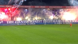 Die Austria-Fans starteten im Derby eine Pyro-Show. (Bild: ORF Screenshot)