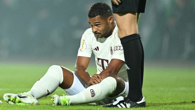 Sorge um Serge Gnabry: Der Bayern-Star verletzte sich am Arm. (Bild: APA/AFP/INA FASSBENDER)