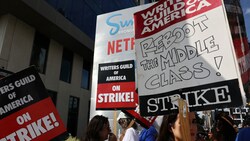 Der Streik der Autoren in Hollywood endet. Der Vorstand der US-Autorengewerkschaft WGA hat einer vorläufigen Einigung zugestimmt. (Bild: APA/Getty Images via AFP/GETTY IMAGES/MARIO TAMA)