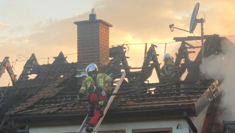 Der Dachstuhl des Hauses ist fast zu Gänze niedergebrannt. (Bild: BF Graz))