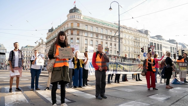 Kurz vor 9 Uhr blockierten Aktivisten der Letzten Generation den Wiener Ring. (Bild: Andreas Stroh)