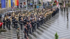 Rund 125 Musiker in Uniform spielen für den guten Zweck. (Bild: zVg)