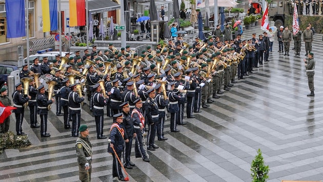 Rund 125 Musiker in Uniform spielen für den guten Zweck. (Bild: zVg)