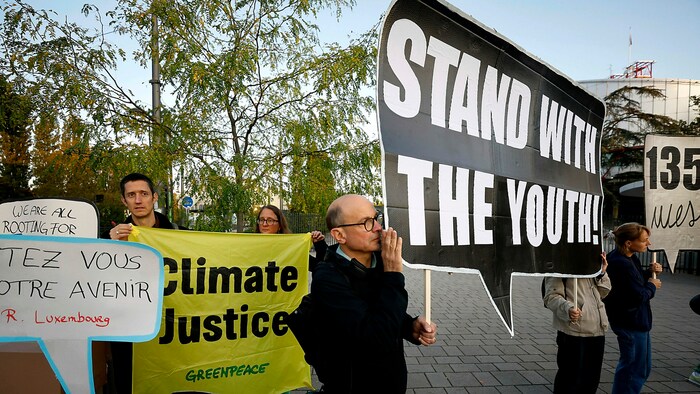 Vor dem Gerichtsgebäude haben sich Unterstützer der Klimaklage versammelt.