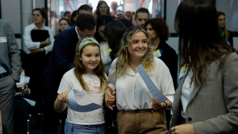 Mariana (links) und Claudia Agostinho macht die „Tatenlosigkeit der Erwachsenen wütend“. (Bild: AP)