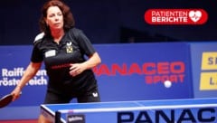 Frau Balogh spielt trotz künstlicher Bandscheiben mit Begeisterung Tischtennis. (Bild: Reinhard Holl, Krone KREATIV)