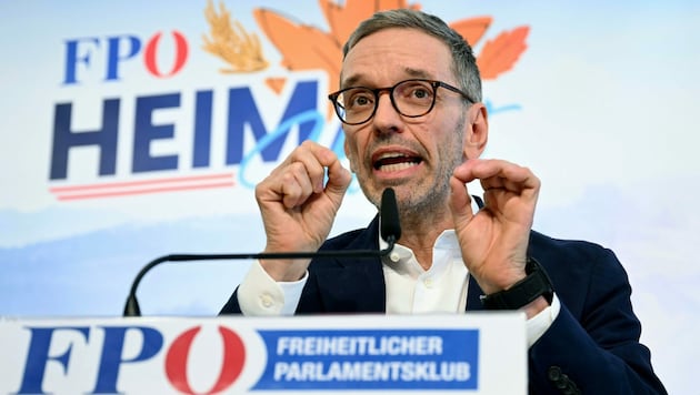 Das wird FPÖ-Chef Herbert Kickl freuen: Die Mehrheit der Österreicher hat laut einer Umfrage nichts gegen eine Regierungsbeteiligung der Freiheitlichen nach der kommenden Nationalratswahl einzuwenden. (Bild: APA/Helmut Fohringer)