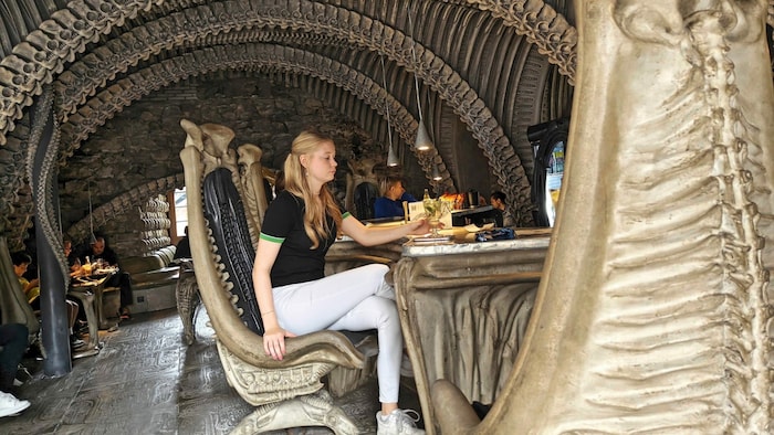 Eintauchen in die künstlerische Alienwelt in Gruyères in der HR Giger Bar