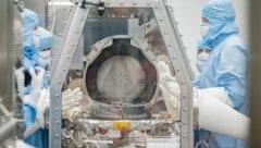 In der Kapsel seien „schwarzer Staub und Geröll“ gefunden worden, teilte die NASA nach der Öffnung am Dienstag (Ortszeit) in einem luftdichten Raum im Johnson Space Center im US-Bundesstaat Texas mit. (Bild: Twitter.com/Astromaterials)