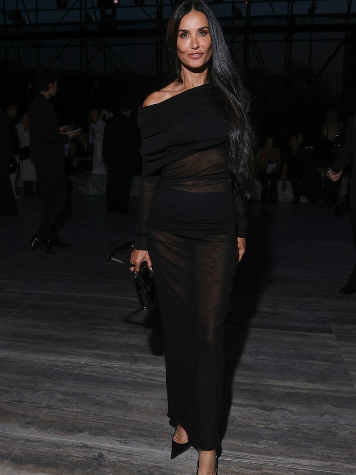 Demi Moore kam in einem Transparent-Dress zu Saint Laurent.