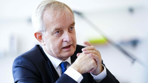 Wird Ärztekammer-Präsident Johannes Steinhart abgewählt? (Bild: APA/EVA MANHART)
