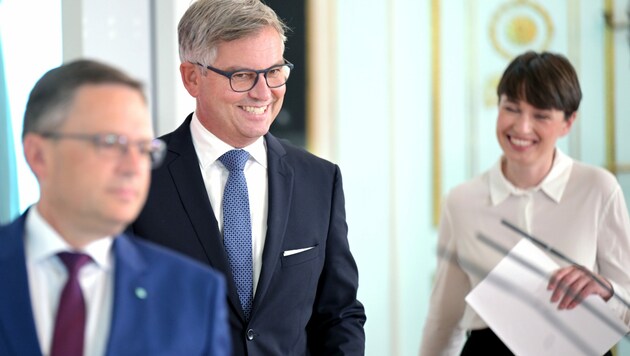 .) ÖVP-KlubobmannAugust Wöginger, Finanzminister Magnus Brunner (ÖVP) und Grünen-Klubchefin Sigrid Maurer (Bild: APA/ROLAND SCHLAGER)