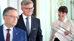 .) ÖVP-KlubobmannAugust Wöginger, Finanzminister Magnus Brunner (ÖVP) und Grünen-Klubchefin Sigrid Maurer (Bild: APA/ROLAND SCHLAGER)