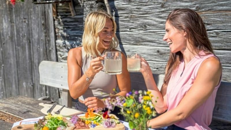 Sie schmeckt schon anders, die Jause auf der Alm: echter, natürlicher und immer mit Ausblick auf die Bergwelt. (Bild: © SalzburgerLand Tourismus)