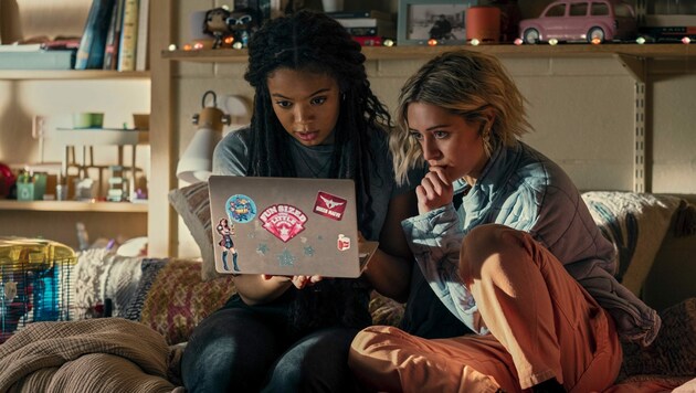Die Hauptfiguren: Jaz Sinclair als Marie Moreau (li.) und Lizze Broadway als Emma Meyer, die sich in „Gen V“ ihren Superkräften und dem ersten Liebeskummer stellen müssen. (Bild: Amazon Prime)