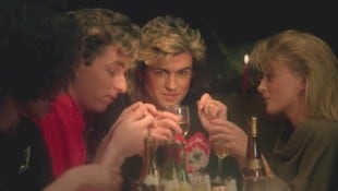 George Michael hat die Haare schön: Nicht nur aufgrund der verwegenen Fönwelle besitzt das Video zu „Last Christmas“ Kultstatus. (Bild: Wham)