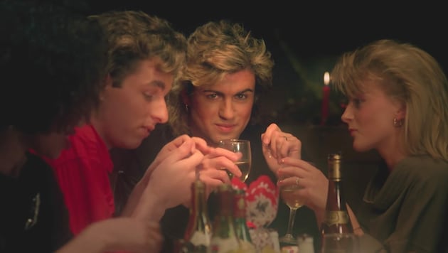 George Michael hat die Haare schön: Nicht nur aufgrund der verwegenen Fönwelle besitzt das Video zu „Last Christmas“ Kultstatus. (Bild: Wham)