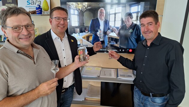 Über das Internet wurde der Obstler gemeinsam mit Vertretern der Partnerstadt verkostet.