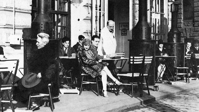 Gäste vor dem Landtmann im Jahr 1920.