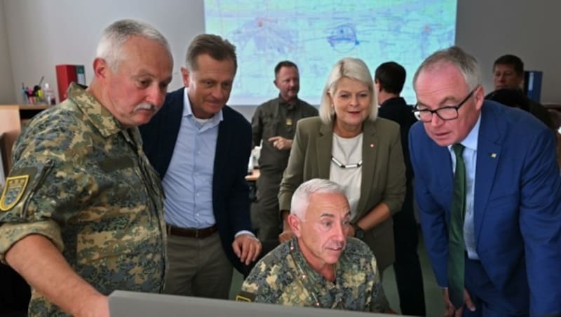 Für den Ernstfall gewappnet: Ministerin Tanner und Landesvize Pernkopf waren selbst bei der großen Blackout-Übung im Waldviertel, um mögliche Szenarien für den „Fall der Fälle“ durchzuspielen. (Bild: NLK Filzwieser)