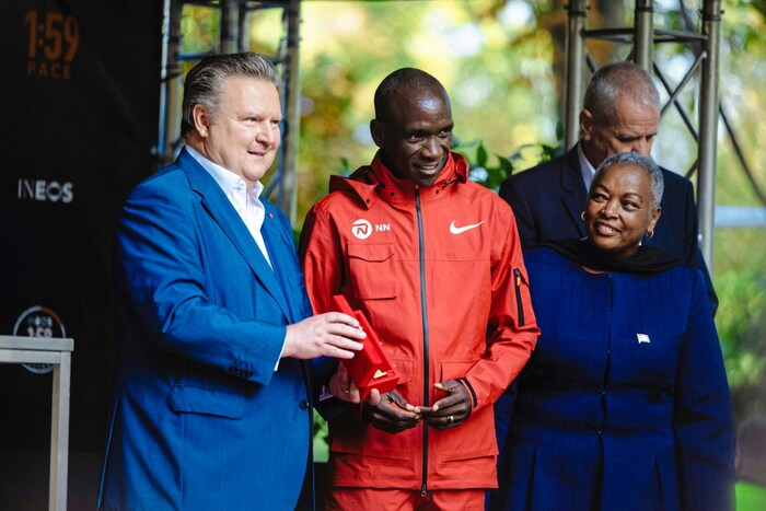 Wiens Bürgermeister Michael Ludwig überreichte Eliud Kipchoge den „Goldenen Rathausmann“.