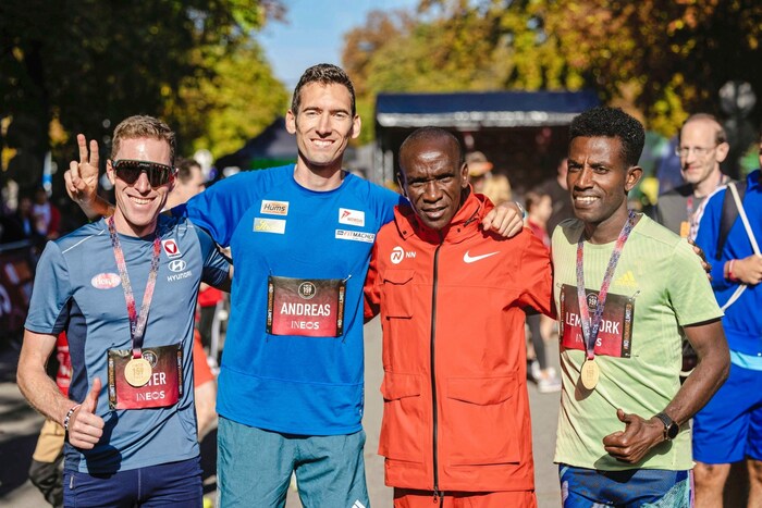 Eliud Kipchoge mit den österreichischen Top-Läufern Peter Herzog, Andreas Vojta und Lemawork ...