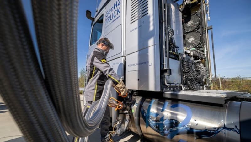 Die beiden Isoliertanks nehmen bei minus 253 Grad jeweils 40 Kilogramm flüssigen Stickstoff auf. (Bild: Daimler Truck)