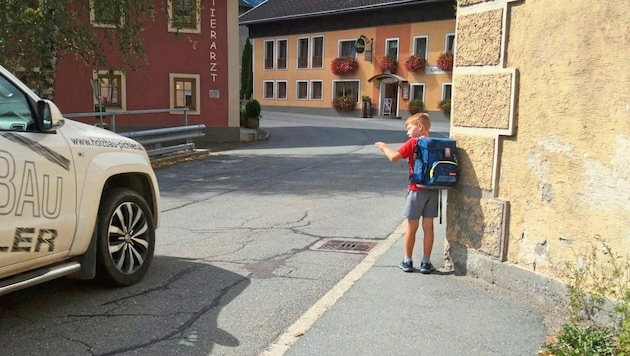 In der Ortschaft Reisach ragt ein Hauseck in die Fahrbahn. (Bild: Angelika Fugger)