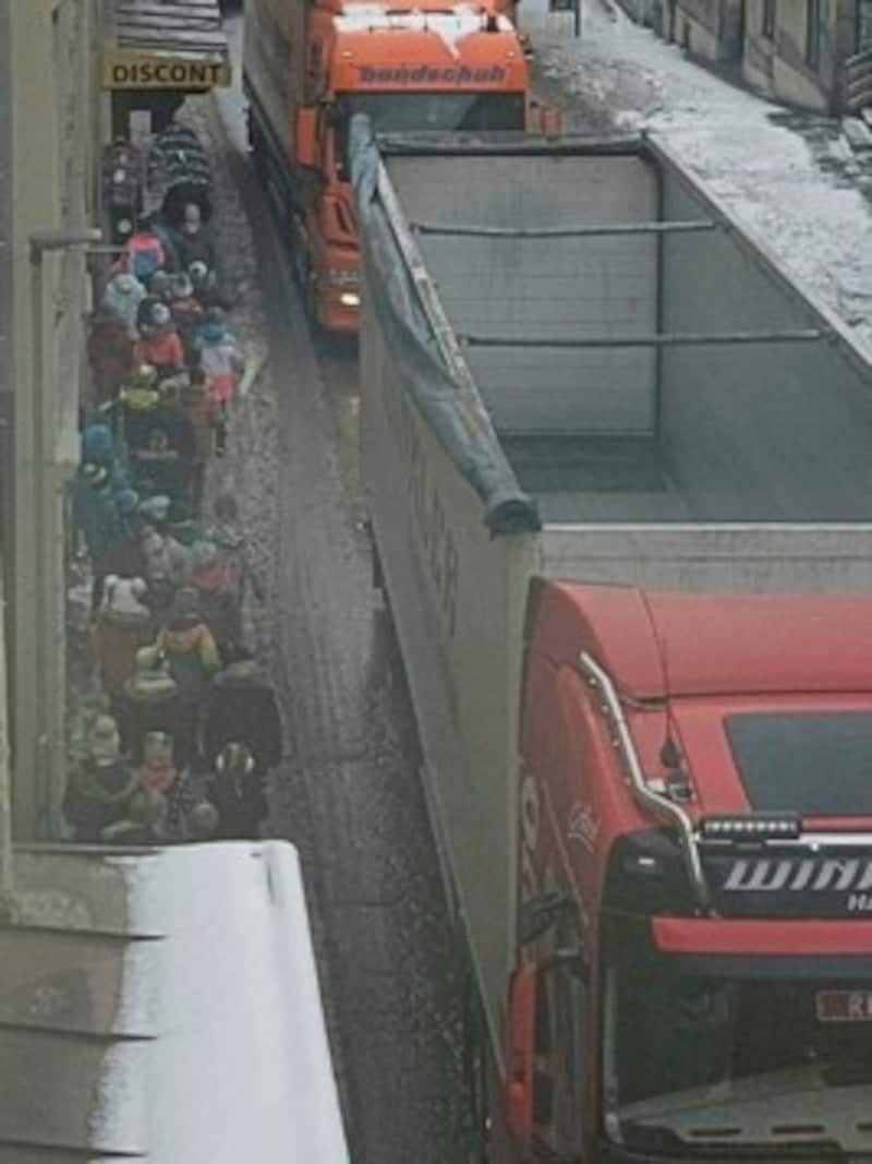 In Greifenburg müssen sich Fußgänger zwischen Kleiderständern und Autos durchschlängeln. (Bild: Hassler)