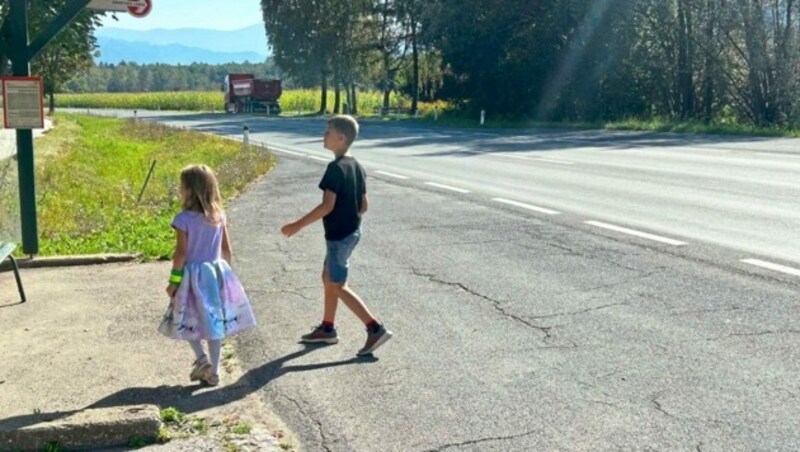 In Thalsdorf sind die Kinder auf dem Weg zur Bushaltestelle den Autos schutzlos ausgeliefert. (Bild: Zvg)