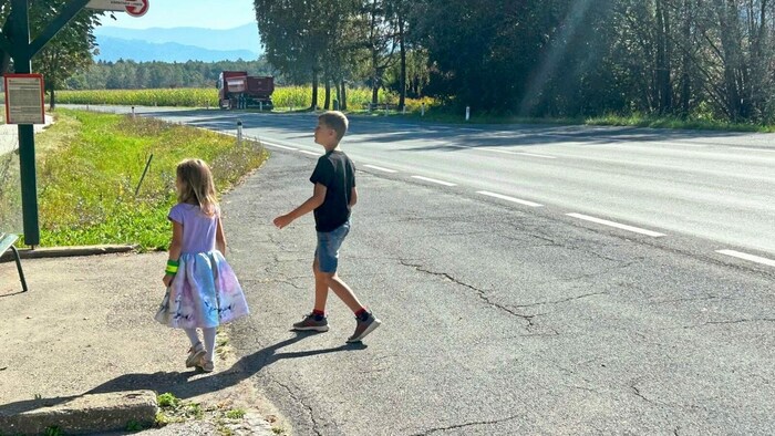 In Thalsdorf sind die Kinder auf dem Weg zur Bushaltestelle den Autos schutzlos ausgeliefert.