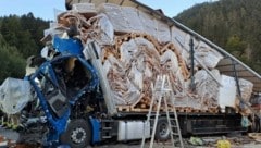 Der Lkw könnte womöglich ungebremst auf seinen Vordermann aufgefahren sein. (Bild: FF Eben)