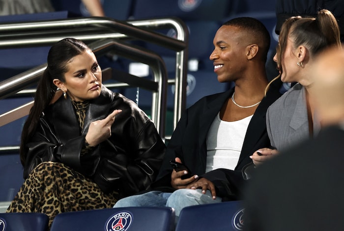 Selena Gomez mit Sänger Kollegen Rauw Alejandro. Gemeinsam singen sie den Song „Baila Conmigo“.