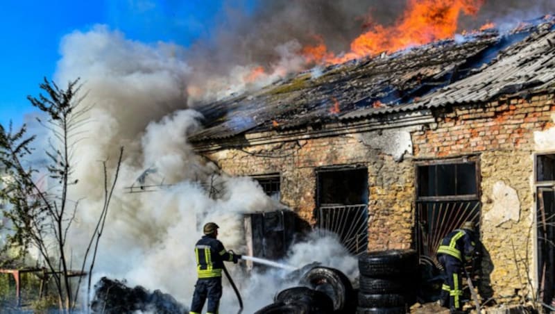 Feuer in einem Lagerhaus nach einem Beschuss in Cherson (Bild: AFP (Archivbild))