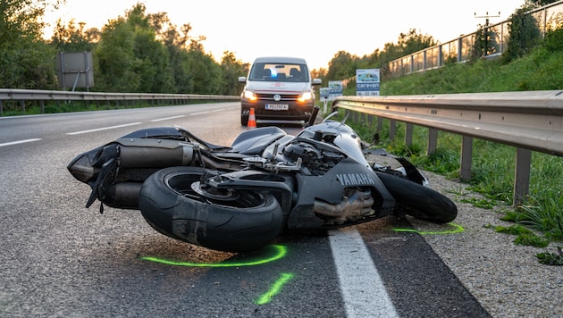 Der Motorradfahrer stieß frontal gegen das entgegenkommende Auto. (Bild: TEAM FOTOKERSCHI.AT / BRANDSTÄTTER)