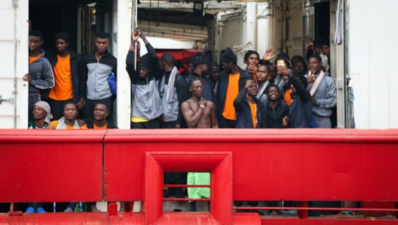 Migranten an Bord der „Ocean Viking“ (Bild: AFP)