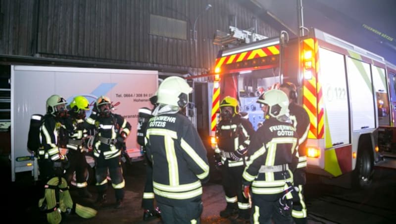 Die Feuerwehren rückten mit schwerem Atemschutz an. (Bild: Mathis Fotografie)