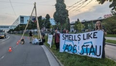 Mit einem sechs Meter hohen Holzgerüst und Plakaten wurde Straße blockiert. (Bild: extinction rebellion)