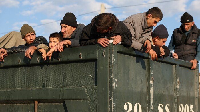 Flüchtlinge auf der Ladefläche eines Lastwagens