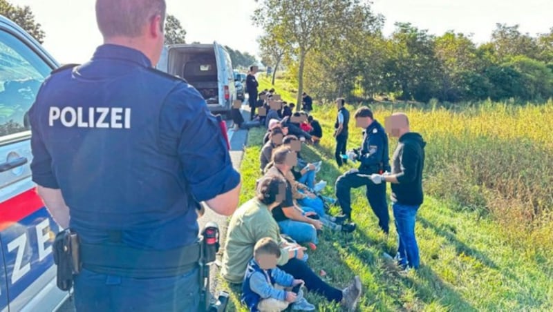 An Ort und Stelle wurden die 30 syrischen und türkischen Flüchtlinge befragt. (Bild: Christian Schulter, Krone KREATIV)