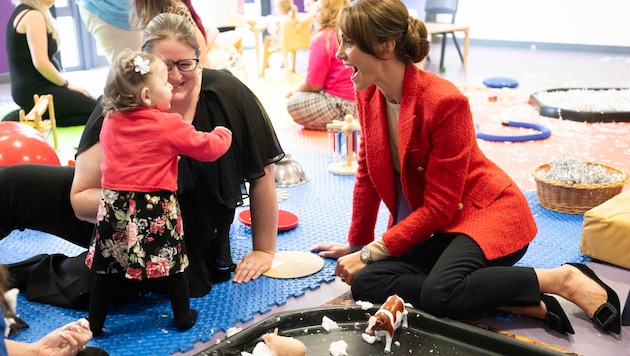 Prinzessin Kate trug jüngst bei einem Termin mit Kindern bequeme Ballerinas zu Hose und Blazer. (Bild: APA/AFP/POOL/Paul Grover)