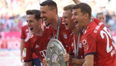 Sebastian Rudy (ganz links - hier bei der Bayern-Meisterfeier 2018) beendet seine aktive Profi-Karriere. (Bild: APA/AFP/Christof STACHE)