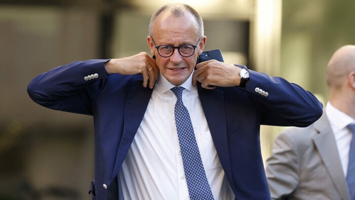 „Lassen sich Zähne neu machen, deutsche Bürger kriegen keine Termine“, behauptete Merz - eine ...