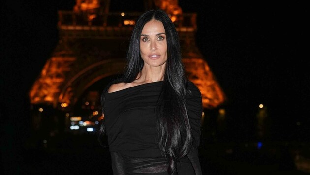 Demi Moore besuchte in Paris die Schau von Saint Laurent - und zeigte dabei mehr, als geplant. (Bild: www.PPS.at)